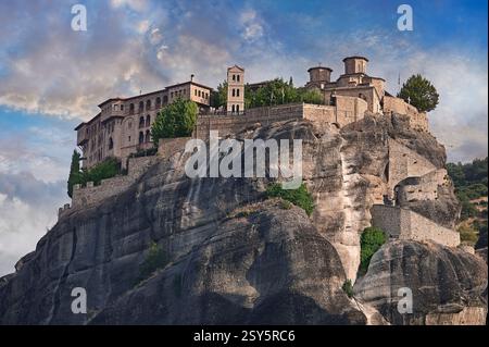 Monastère médiéval des Météores de St Varlaam ( Μονή Βαρλαάμ) au sommet d'un pilier rocheux dans les montagnes des Météores, Thessalie, Grèce Banque D'Images