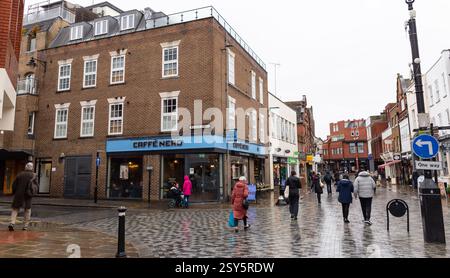 14 janvier 2023 Windsor, Angleterre, Royaume-Uni. Rue commerçante centrale surplombant le château de Windsor Banque D'Images