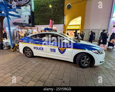 Südkorea, Asien, Séoul, Polizeiauto, Nachtaufnahme, Stadtleben, Fußgängerzone, Straßenszene, Polizeipräsenz, Shoppingviertel, Menschen à Bewegung *** Corée du Sud, Asie, Séoul, voiture de police, tir de nuit, vie urbaine, zone piétonne, scène de rue, présence policière, quartier commerçant, People in motion Copyright : xJOERANxSTEINSIEKx Banque D'Images