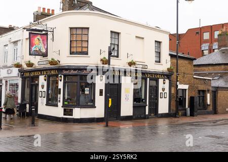 14 janvier 2023 Windsor, Angleterre, Royaume-Uni. Rue commerçante centrale surplombant le château de Windsor Banque D'Images