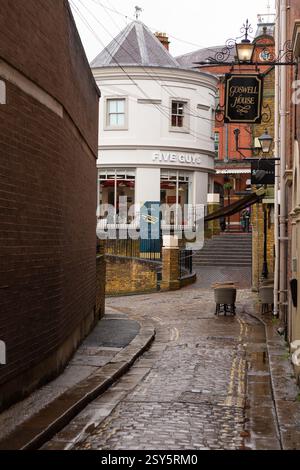 14 janvier 2023 Windsor, Angleterre, Royaume-Uni. Petite rue près du château de Windsor qui mène à la gare Banque D'Images