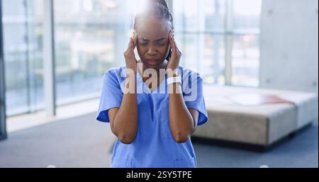 Médecin, maux de tête et stress ou surmené à l'hôpital, migraine et épuisement professionnel ou dépassé en clinique. Femme noire infirmière, fatiguée et fatigue ou anxiété Banque D'Images