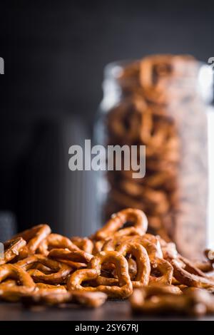 Bretzel en forme de coeur sur une table noire. Banque D'Images