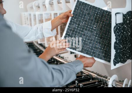 Vue rapprochée. La femme et l'homme sont dans le magasin de marchandises pour la maison. Banque D'Images