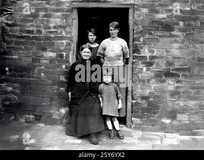 Pauvres femmes de la classe ouvrière mère, filles et petite fille dans les bidonvilles Angleterre, Grande-Bretagne 1904 Banque D'Images