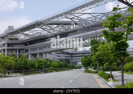 Sejong City, Corée du Sud - 26 mai 2021 : une vue des ponts piétonniers interconnectés du complexe gouvernemental Sejong, avec cadre moderne en acier Banque D'Images