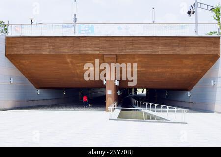 Sejong City, Corée du Sud - 26 mai 2021 : passage piétonnier moderne avec lambris en bois et passerelles accessibles menant à Sejong National Lib Banque D'Images