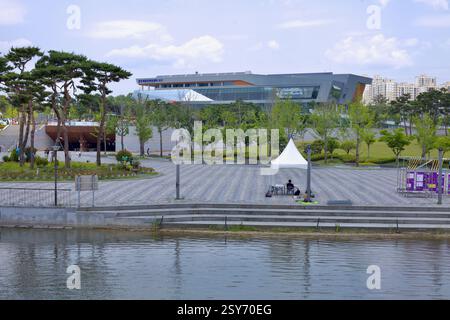 Sejong City, Corée du Sud - 26 mai 2021 : une vue sur le parc du lac Sejong avec ses allées bordées d'arbres et ses places ouvertes, mettant en vedette l'architecture moderne de Banque D'Images