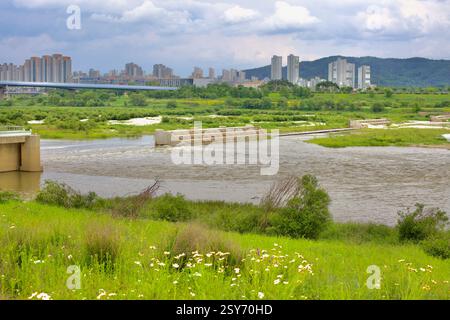 Sejong City, Corée du Sud - 27 mai 2021 : Sejong Weir contrôle le débit d'eau le long de la rivière Geum, équilibrant la gestion des inondations, l'irrigation et la conservation Banque D'Images