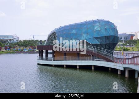 Sejong City, Corée du Sud - 26 mai 2021 : une vue rapprochée du dôme géodésique sur Stage Island au parc du lac Sejong, un monument architectural environnant Banque D'Images
