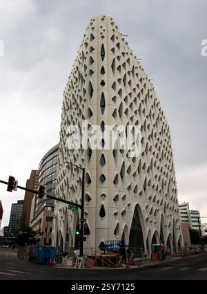 Denver, Colorado, États-Unis - 14 juillet 2024 : un bâtiment blanc saisissant présente une façade distinctive avec des motifs complexes sous un ciel nuageux Banque D'Images