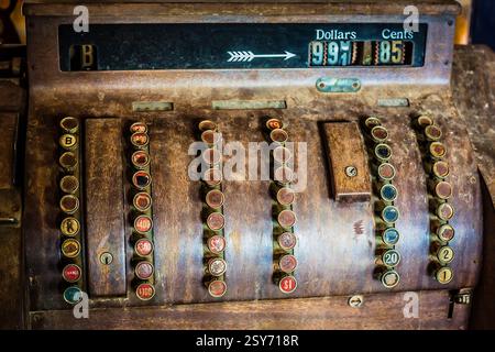 Caisse enregistreuse vintage avec un signe dollar et un numéro 995 dessus. Le registre comporte un certain nombre de boutons et un clavier Banque D'Images