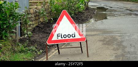 Panneau d'avertissement d'inondation triangulaire temporaire, Saltford, près de Bristol, Angleterre, Sud-Ouest de l'Angleterre. Prise en février 2025 Banque D'Images