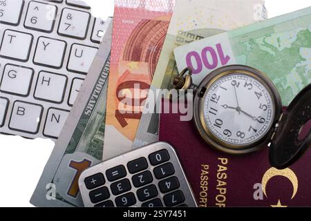 arrière-plan des devises étrangères. Argent de différents pays: Dollars, euros. Euro, dollar, billets isolés sur fond blanc. Espèces. Le co Banque D'Images