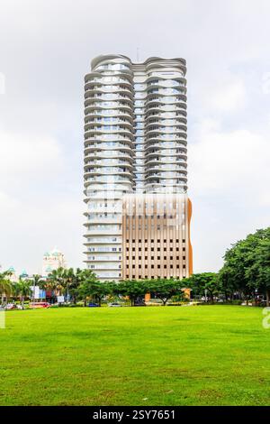 Le Calyx Centre au design unique dans le parc INFORMATIQUE DE Cebu City présente une belle architecture incurvée, se distinguant comme un monument moderne Banque D'Images