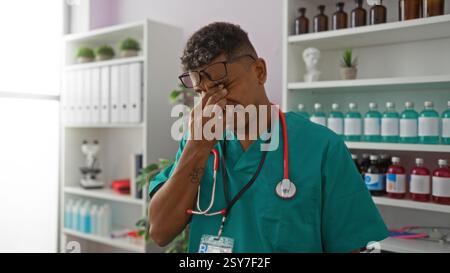 Docteur stressé jeune homme à la clinique frottant les yeux à l'hôpital Banque D'Images