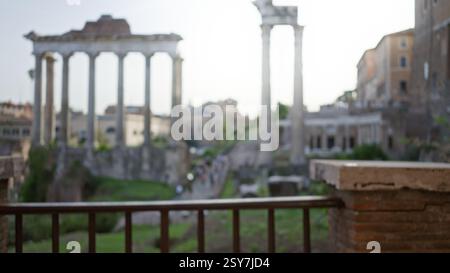 Vue floue sur les ruines antiques du forum romain, rome avec des colonnes architecturales en évidence, créant un effet bokeh serein. Banque D'Images