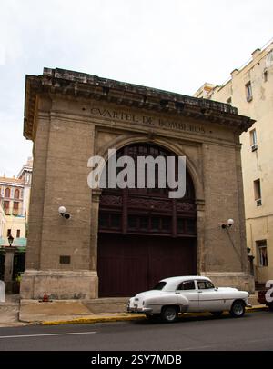 Vieilles voitures américaines vintage des années 1950 dans les rues de la Havane, Cuba Banque D'Images