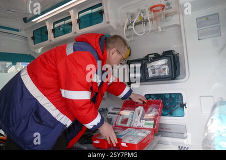Un travailleur médical examine une nouvelle réanimobile remise à un centre médical régional d’urgence par le ministère de la santé et l’Arabie saoudite, Uzhhorod, Ukraine, le 26 février 2025 (photo de Yulii Zozulia/Ukrinform) Banque D'Images