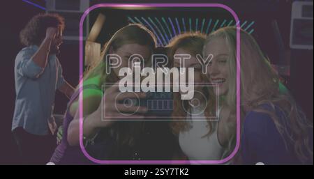 Image de texte de fête sur les femmes dansant et profitant dans la boîte de nuit Banque D'Images