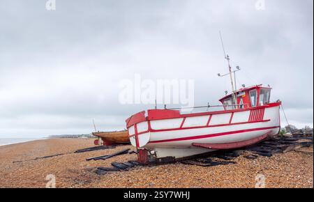 Bateaux de pêche amarrés sur la plage de galets dans la ville de Deal, Kent, Royaume-Uni. Banque D'Images
