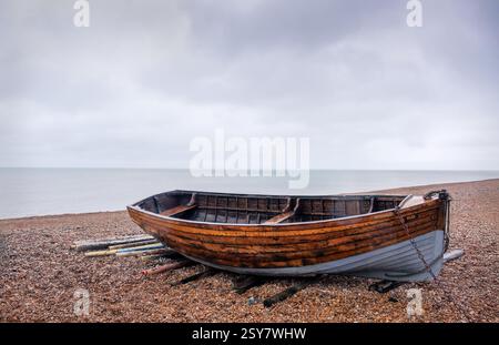 Bateaux de pêche amarrés sur la plage de galets dans la ville de Deal, Kent, Royaume-Uni. Banque D'Images