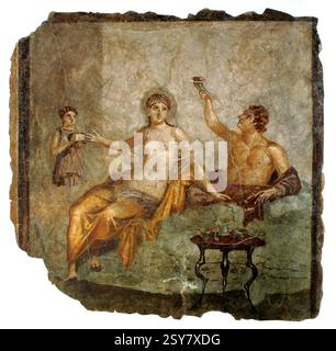 Une scène de banquet républicain tardif dans une fresque d'Herculanum, Italie, vers 50 av. J.-C. ; la femme porte une robe de soie transparente tandis que l'homme à gauche lève un récipient à boire en rhyton Banque D'Images