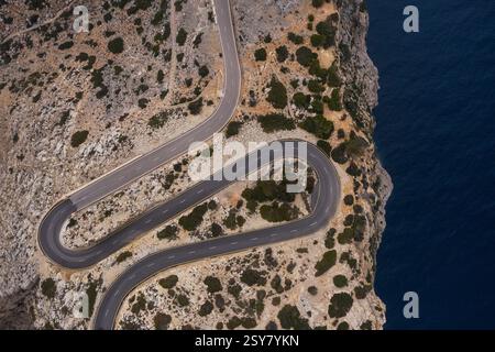 Vue aérienne de dessus de la route de montagne asphaltée courbe serpentine près du phare de Cap de Formentor avec paysage marin avec côte rocheuse. Île de Majorque, Cap de Banque D'Images