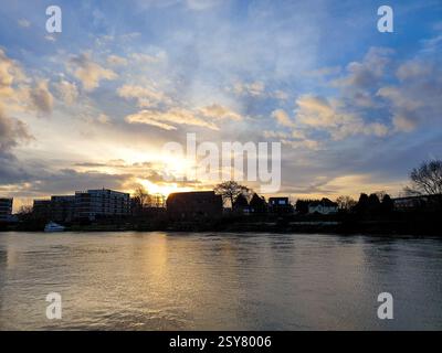 Beau lever de soleil sur la rivière Trent à Nottingham, Royaume-Uni Banque D'Images