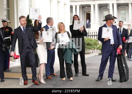 Washington, États-Unis. 27 février 2025. Des personnes non identifiées tiennent des classeurs avec des informations sur les dossiers Epstein devant le hall de l'aile ouest de la Maison Blanche à Washington, DC, le jeudi 27 février 2025. Crédit : Chris Kleponis/Pool via CNP crédit : Abaca Press/Alamy Live News Banque D'Images