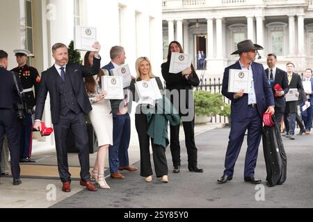 Washington, États-Unis. 27 février 2025. Les gens tiennent des classeurs avec des informations sur les dossiers Epstein devant l'aile ouest de la Maison Blanche à Washington, DC le jeudi 27 février 2025. Photo de Chris Kleponis/UPI crédit : UPI/Alamy Live News Banque D'Images