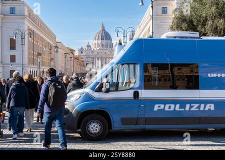Exprimez Peter's Square lors du Jubilé de l'espoir de 2025. Voiture de police italienne assurant la sécurité pour les foules de pèlerins, visiteurs, événements en cours. Rome, Italie Banque D'Images