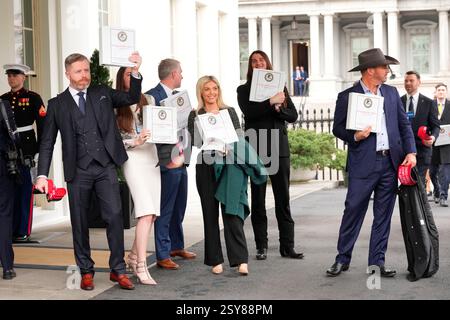 Washington, DC. 27 février 2025. Des personnes non identifiées tiennent des classeurs contenant des informations sur les dossiers Epstein devant le hall de l'aile ouest de la Maison Blanche à Washington, DC, le jeudi 27 février 2025. Crédit : Chris Kleponis/Pool via CNP/dpa/Alamy Live News Banque D'Images