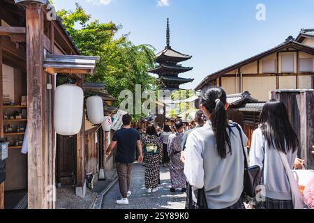 Kyoto, Japon - 05.09.2024 : vue avec l'emblématique temple Hokan-ji de la pagode Yasaka depuis la route piétonne de Sannenzaka. Foules de touristes au Japon. Banque D'Images