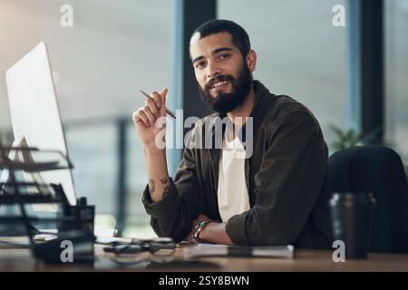 Portrait, recherche et ordinateur avec homme d'affaires dans le bureau pour le calendrier, la planification et la rétroaction de l'éditeur. Idée, conseiller auteur et éditeur avec personne Banque D'Images