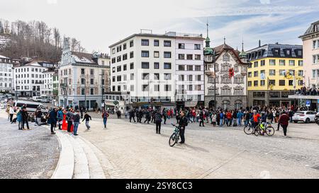 Einsiedeln, Suisse, 21 février 2025 : la place du monastère à Einsiedeln. Des centaines de contre-manifestants attendent la manifestation approuvée contre Banque D'Images