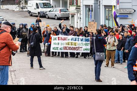 Einsiedeln, Suisse, 21 février 2025 : la manifestation approuvée marche à travers la Klosterplatz et est huée par des centaines de contre-manifestants. (Pho Banque D'Images