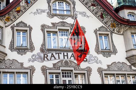 Einsiedeln, Suisse, 21 février 2025 : la mairie d'Einsiedeln avec le drapeau de la communauté électorale. Deux corbeaux noirs peuvent être vus sur le drapeau. ( Banque D'Images