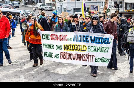 Einsiedeln, Suisse, 21 février 2025 : la manifestation approuvée marche à travers la Klosterplatz et est huée par des centaines de contre-manifestants. (Pho Banque D'Images