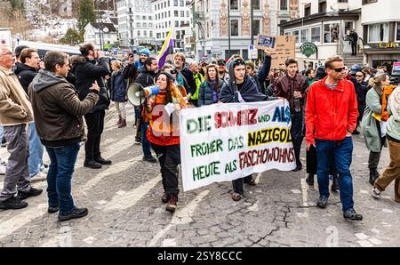 Einsiedeln, Suisse, 21 février 2025 : la manifestation approuvée marche à travers la Klosterplatz et est huée par des centaines de contre-manifestants. (Pho Banque D'Images