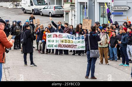 Einsiedeln, Suisse, 21 février 2025 : la manifestation approuvée marche à travers la Klosterplatz et est huée par des centaines de contre-manifestants. (Pho Banque D'Images