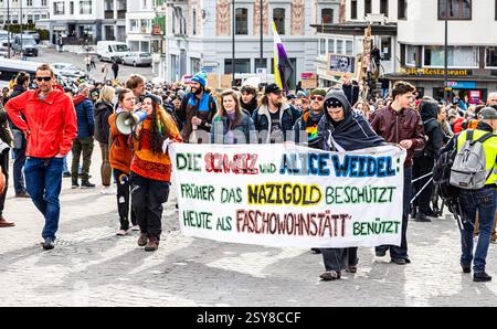 Einsiedeln, Suisse, 21 février 2025 : la manifestation approuvée marche à travers la Klosterplatz et est huée par des centaines de contre-manifestants. (Pho Banque D'Images