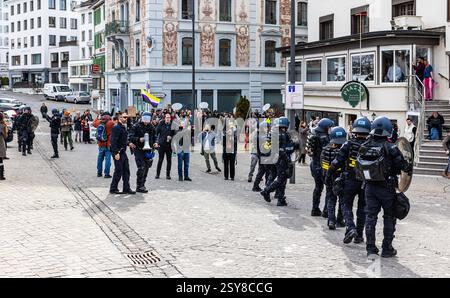 Einsiedeln, Suisse, 21 février 2025 : la police cantonale de différents cantons doit protéger la manifestation contre les contre-manifestants. (Photo de Banque D'Images