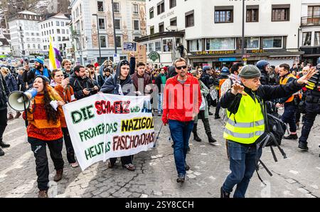 Einsiedeln, Suisse, 21 février 2025 : la manifestation approuvée marche à travers la Klosterplatz et est huée par des centaines de contre-manifestants. (Pho Banque D'Images