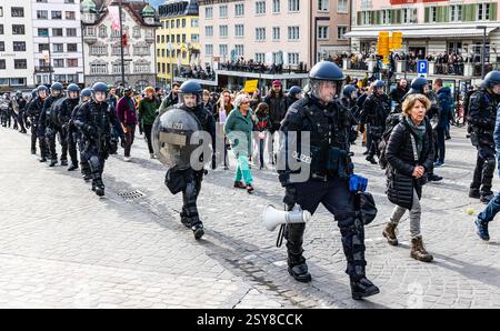 Einsiedeln, Suisse, 21 février 2025 : la police cantonale de différents cantons doit protéger la manifestation contre les contre-manifestants. (Photo de Banque D'Images