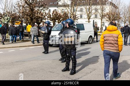 Einsiedeln, Suisse, 21 février 2025 : la police cantonale de différents cantons doit protéger la manifestation contre les contre-manifestants. (Photo de Banque D'Images