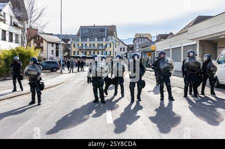 Einsiedeln, Suisse, 21 février 2025 : des policiers sont debout à la gare d'Einsiedeln et bloquent une rue. Ils protègent le départ Banque D'Images