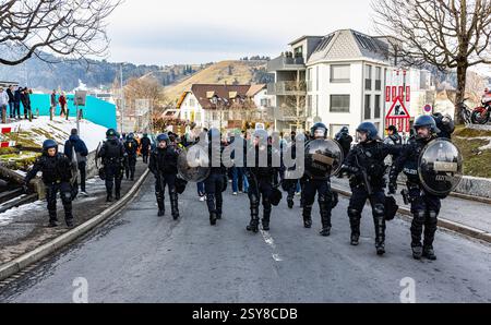 Einsiedeln, Suisse, 21 février 2025 : les policiers doivent protéger de Seve les manifestants qui partent de la manifestation de droite approuvée Banque D'Images