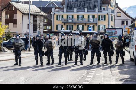Einsiedeln, Suisse, 21 février 2025 : la police est en pleine vitesse à la gare d'Einsiedeln pour protéger les manifestants qui partent de l'approuvé Banque D'Images