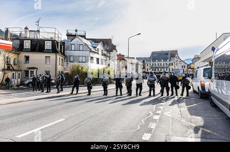 Einsiedeln, Suisse, 21 février 2025 : des policiers sont debout à la gare d'Einsiedeln et bloquent une rue. Ils protègent le départ Banque D'Images